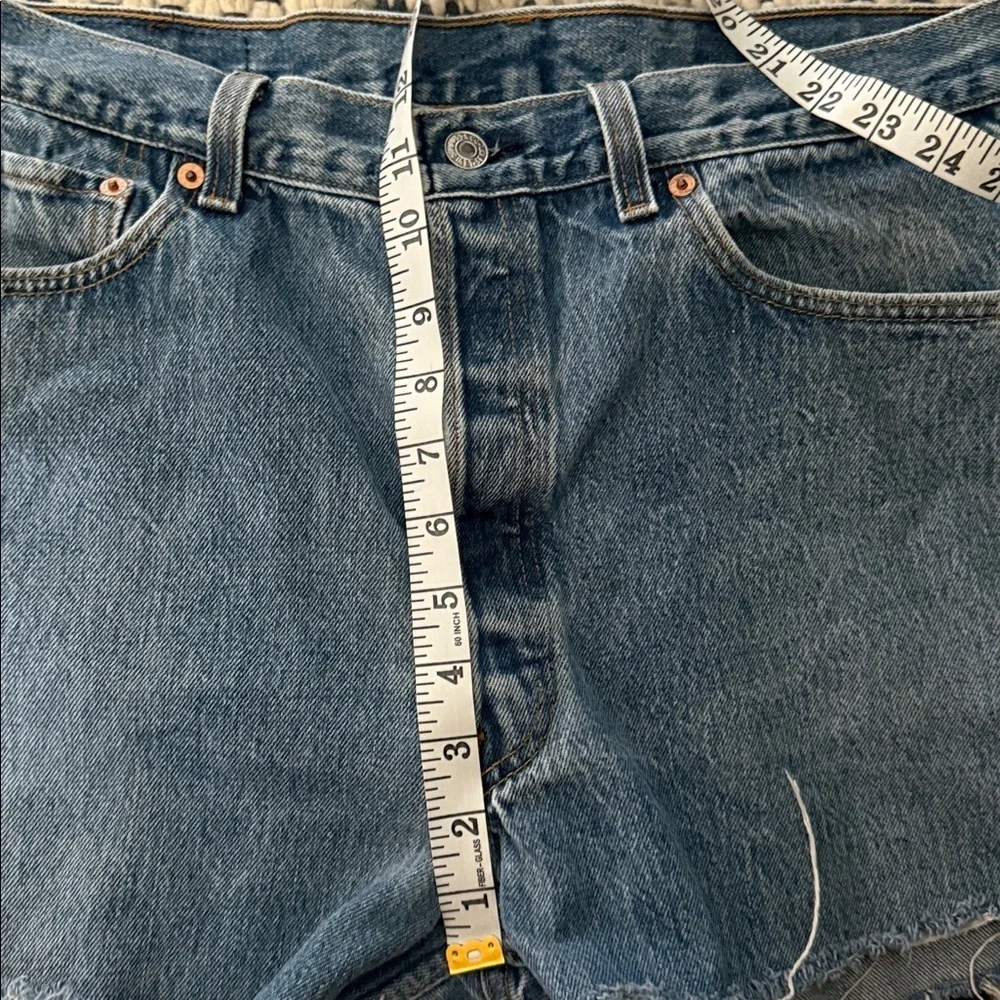 Vintage Levis Zip Front High Rise Raw Hem Relaxed Short. Size 31